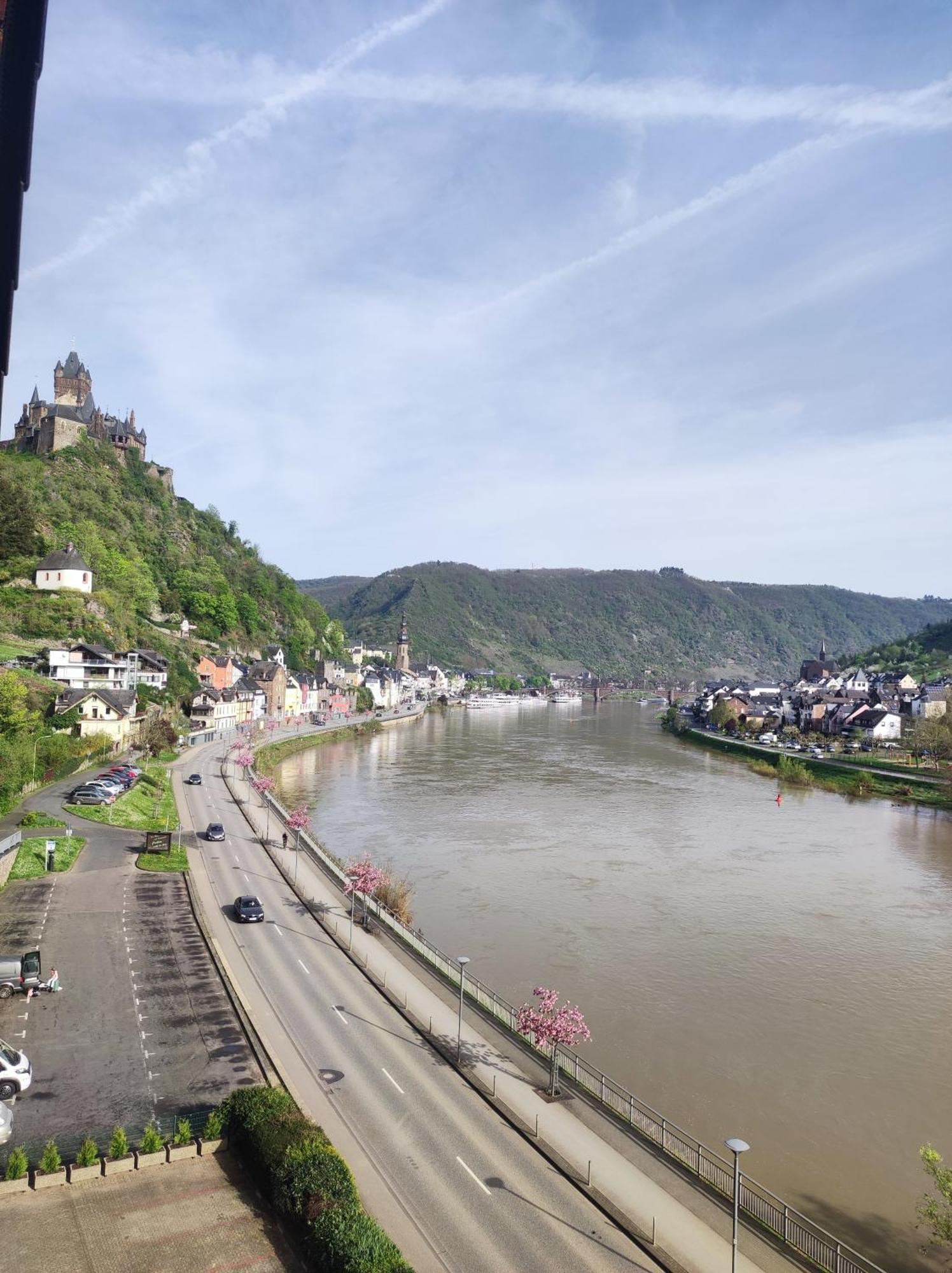 Panorama Oase Ferienwohnung Mit Blick Auf Mosel Und Reichsburg Кохем Екстер'єр фото